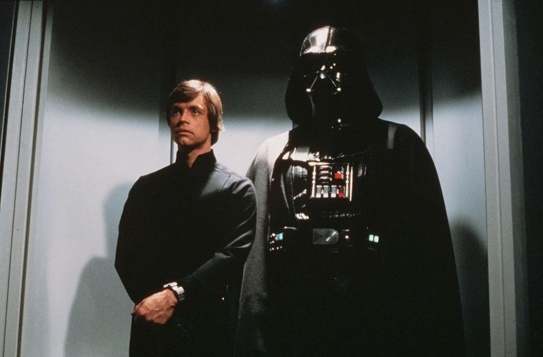 Luke Skywalker (izquierda, interpretado por Mark Hamill) tiene que lidiar con Darth Vader (David Prowse, con la voz de James Earl Jones) como padre, aquí en la película de 1983 "Star Wars: Episode VI — Return of the Jedi".