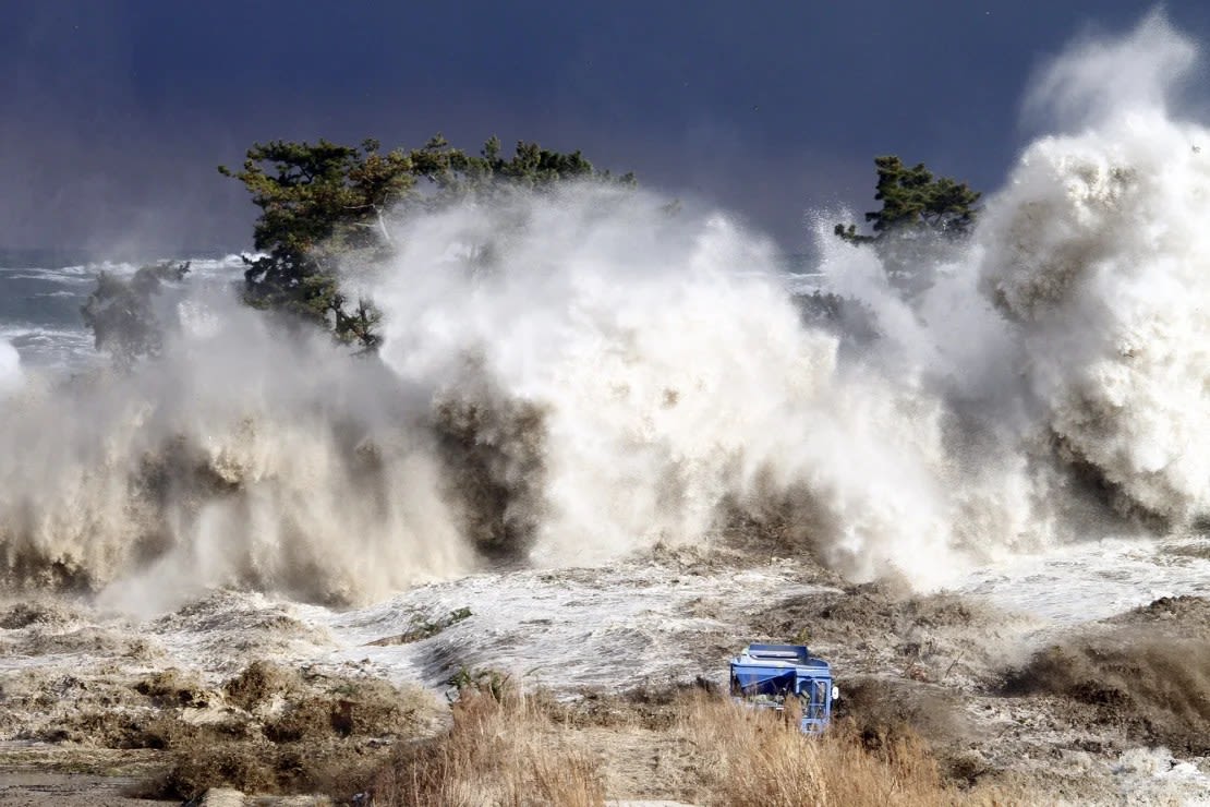 Esta fotografía tomada el 11 de marzo de 2011 muestra las olas del tsunami que golpean la costa de Minamisoma en la prefectura japonesa de Fukushima.