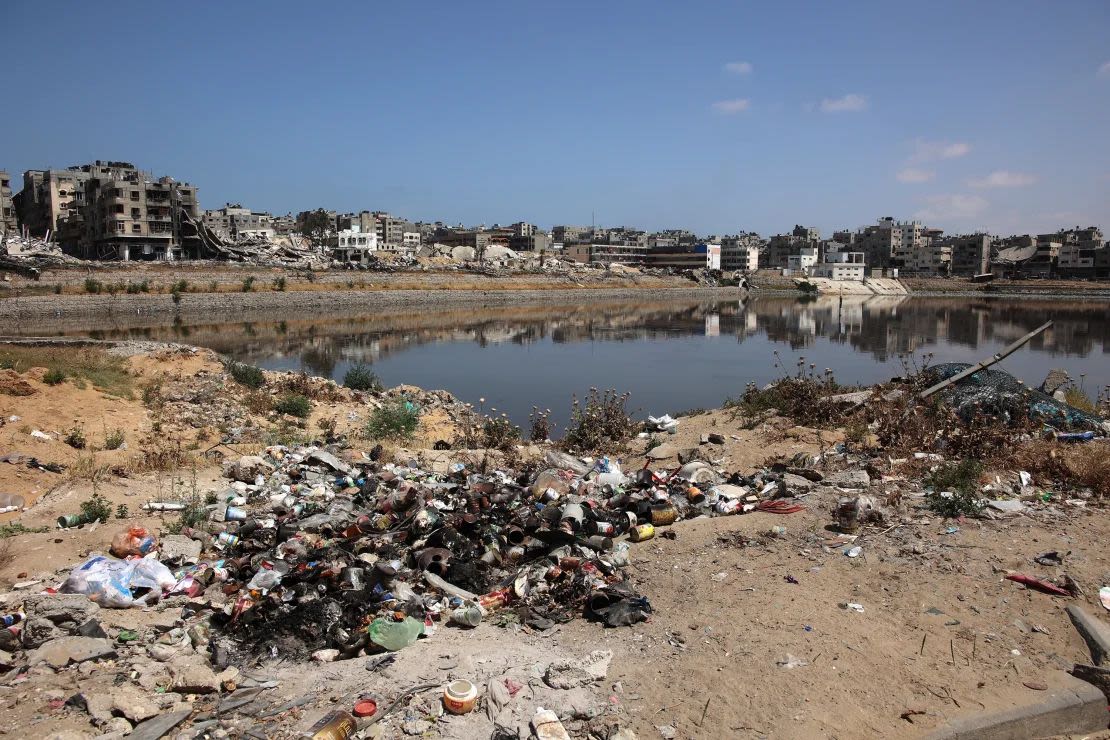 La basura se acumula a lo largo de un vertedero de aguas residuales que no funciona en la ciudad de Gaza el 3 de mayo.