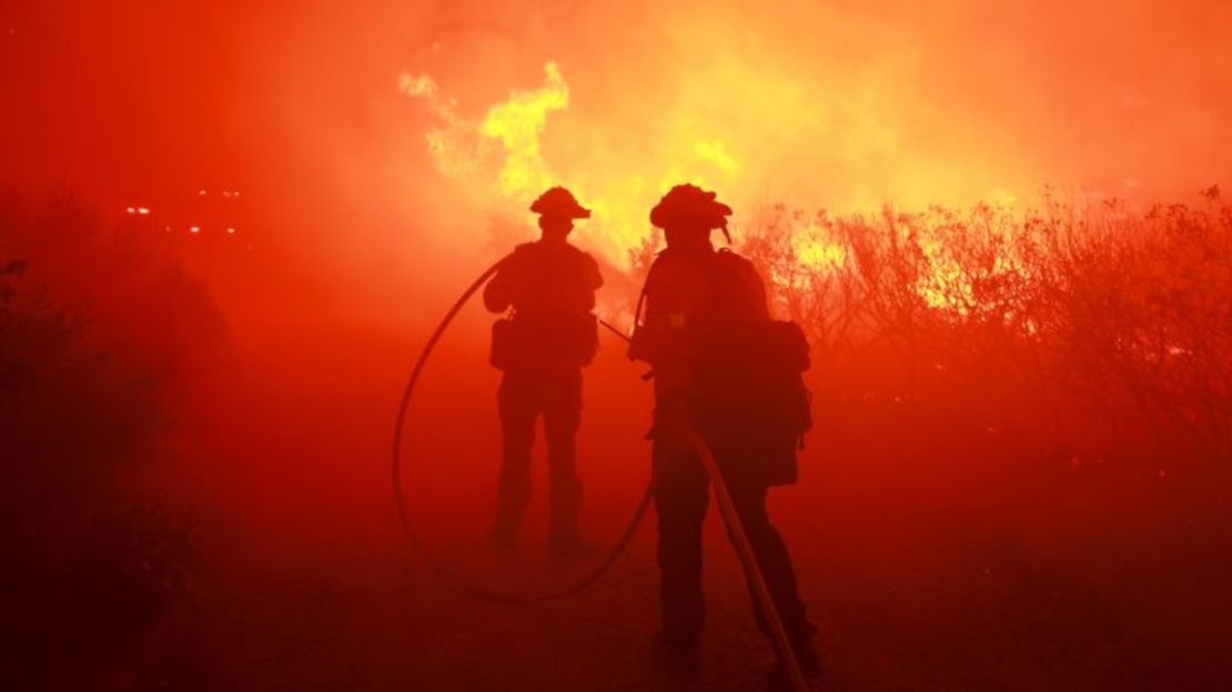 Los bomberos responden al Post Fire mientras quema a través de la Hungry Valley State Vehicular Recreation Area en Lebec, California, el domingo. Crédito: David Swanson/AFP/Getty Images