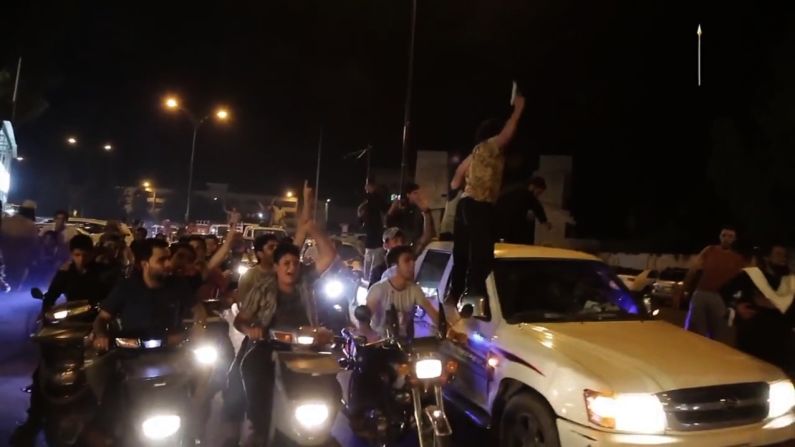 Simpatizantes de ISIS celebran en las calles de la ciudad iraquí la caída de Ramadi.
