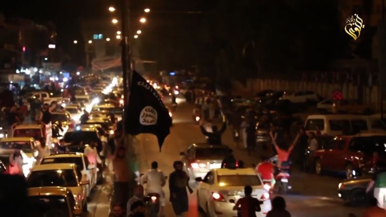 Simpatizantes de ISIS celebran en las calles de la ciudad iraquí la caída de Ramadi.
