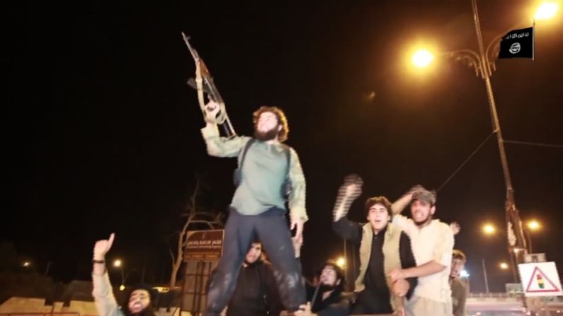 Simpatizantes de ISIS celebran en las calles de la ciudad iraquí la caída de Ramadi.