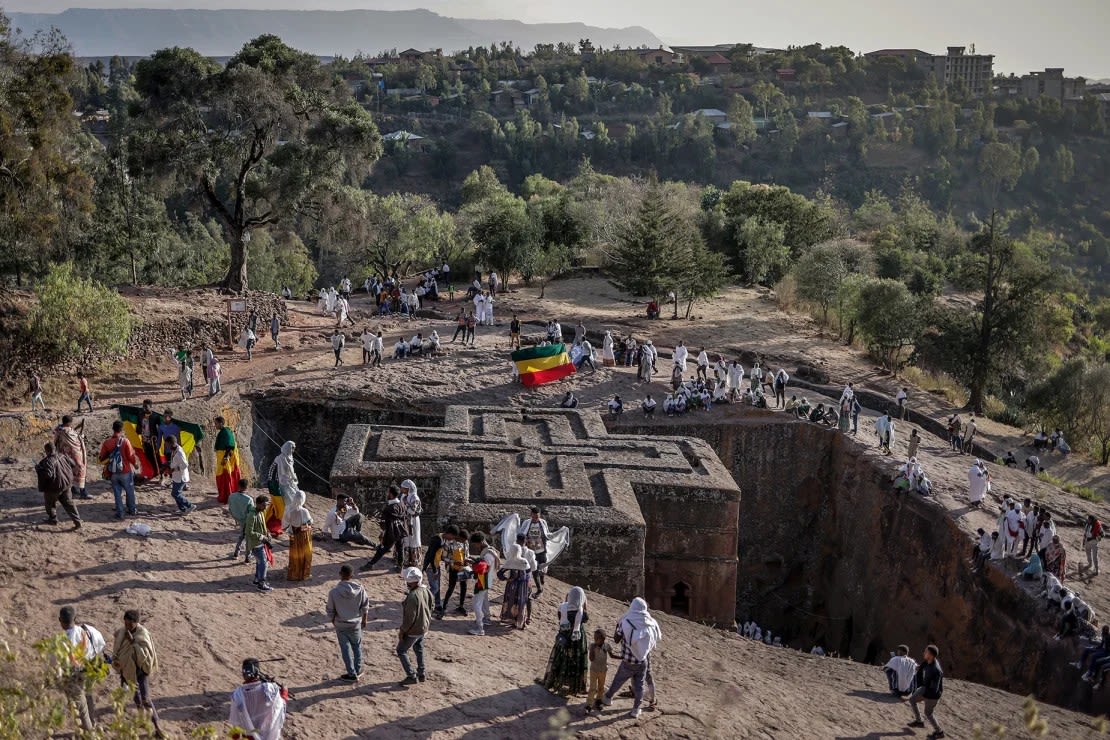 Los fieles ortodoxos etíopes se reúnen junto a una iglesia excavada en la roca en Lalibela, declarada Patrimonio de la Humanidad por la UNESCO, el 7 de enero de 2024. Crédito: Michele Spatari/AFP/Getty Images.