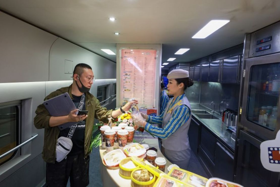 Cada uno de los trenes de unidades eléctricas múltiples (EMU) utilizados en las nuevas rutas nocturnas dispone de un vagón restaurante (Fotografía: Jia Tianyong/China News Service/VCG/Getty Images).