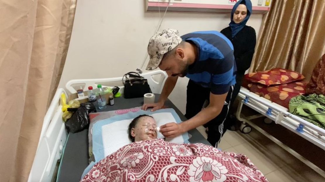 Hanan en el Hospital de los Mártires de Al-Aqsa en Gaza.