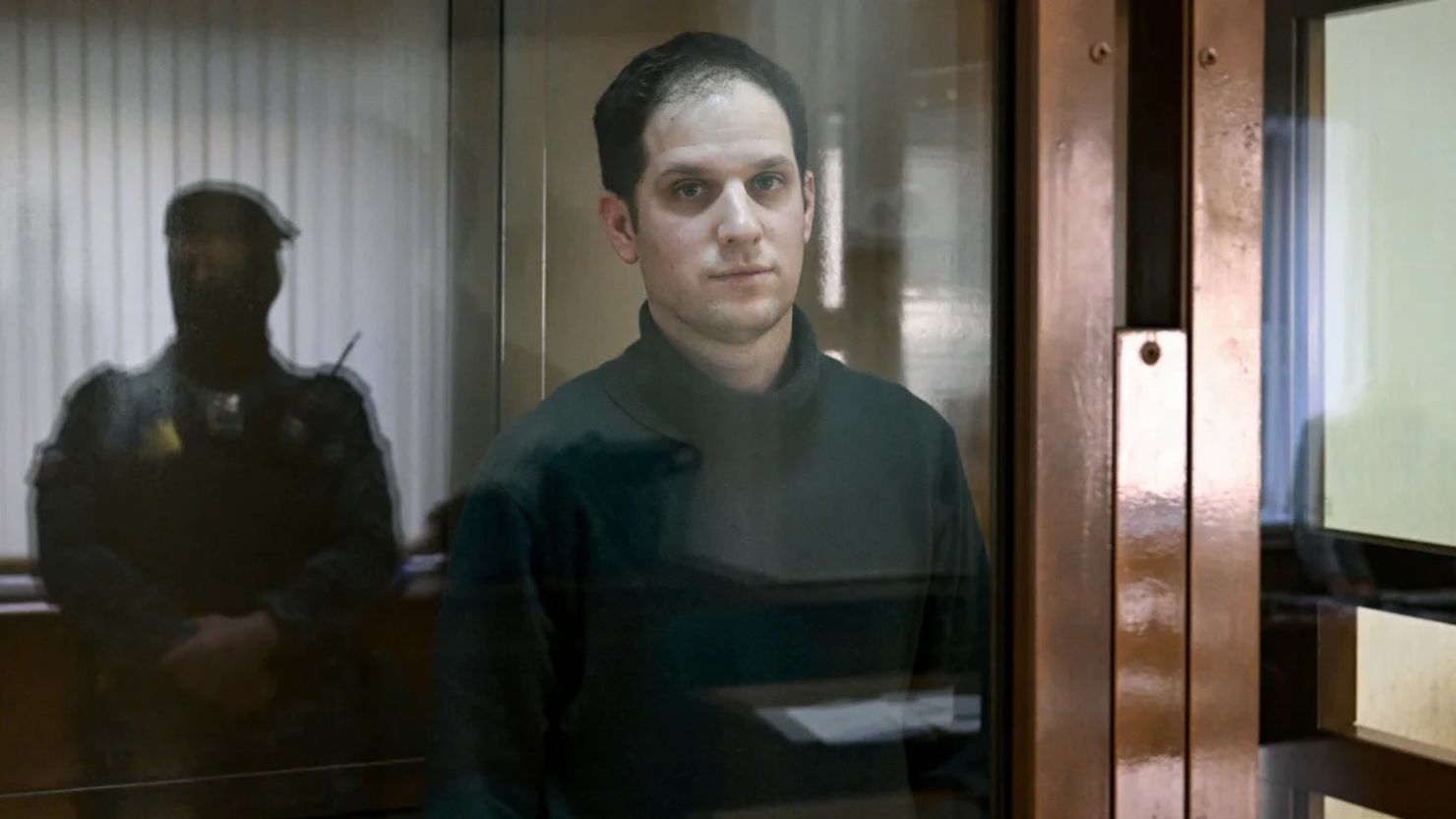 Evan Gershkovich, reportero del Wall Street Journal, mira desde el banquillo de los acusados antes de una vista en el Tribunal Municipal de Moscú, Rusia, el 20 de febrero de 2024.