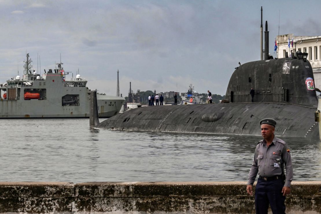 Marines rusos de pie en la parte superior del submarino de propulsión nuclear ruso Kazan en el puerto de La Habana el 14 de junio de 2024.