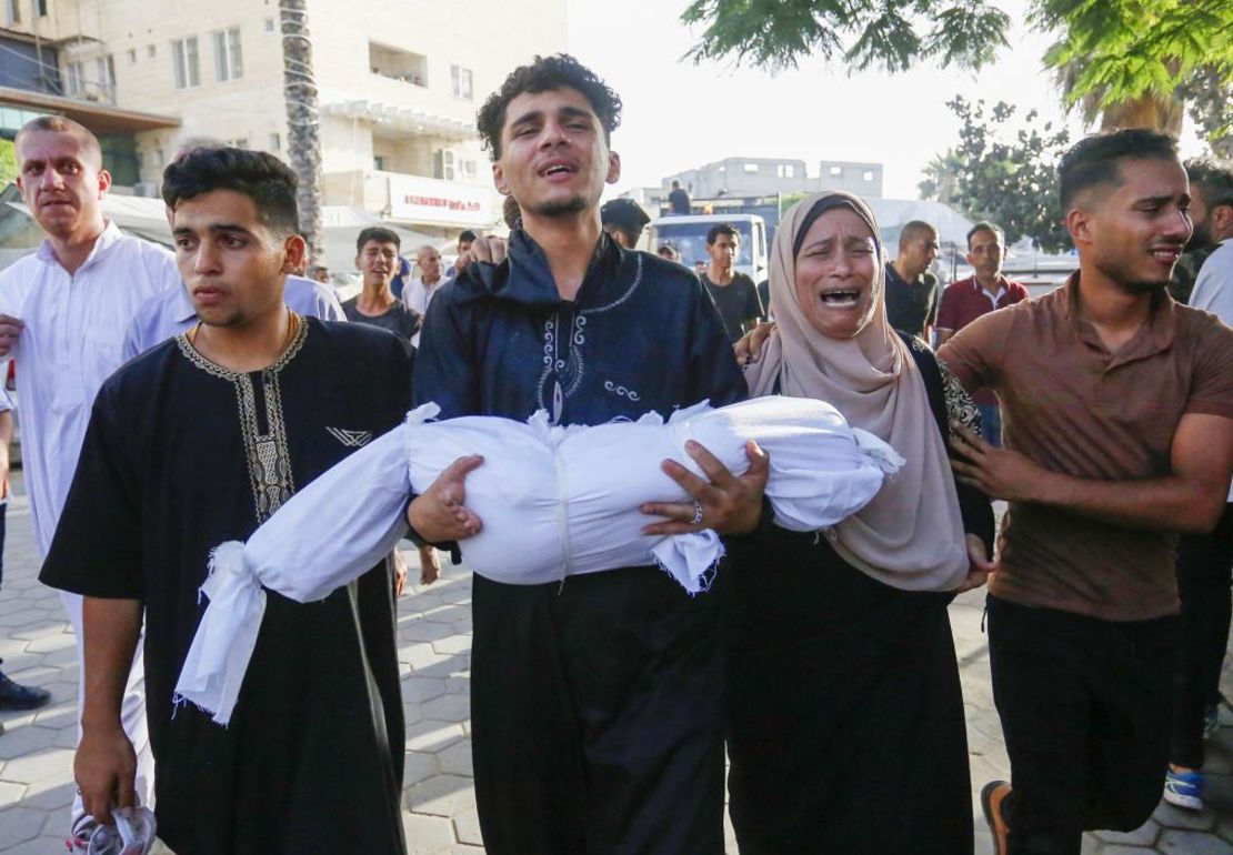 Los muertos y heridos, incluidos niños, son llevados al Hospital de los Mártires de al-Aqsa tras los ataques israelíes contra el campo de refugiados de Bureij en Deir al-Balah, Gaza, el domingo. Crédito: Ashraf Amra/Anadolu/Getty Images