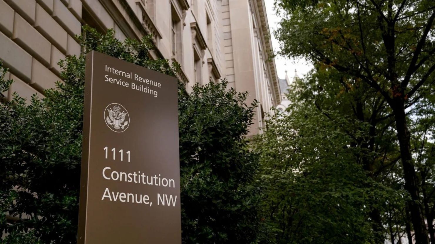 Esta fotografía de septiembre de 2020 muestra un letrero del edificio del Servicio de Impuestos Internos en Washington, DC. Crédito: Erin Scott/Reuters.