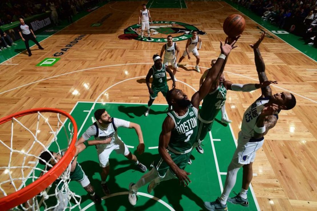 Jaylen Brown, número 7 de los Celtics, fue nombrado MVP de las Finales de la NBA. Anotó 21 puntos el lunes, y promedió 20,8 puntos, 5,4 rebotes y cinco asistencias por partido en la serie.