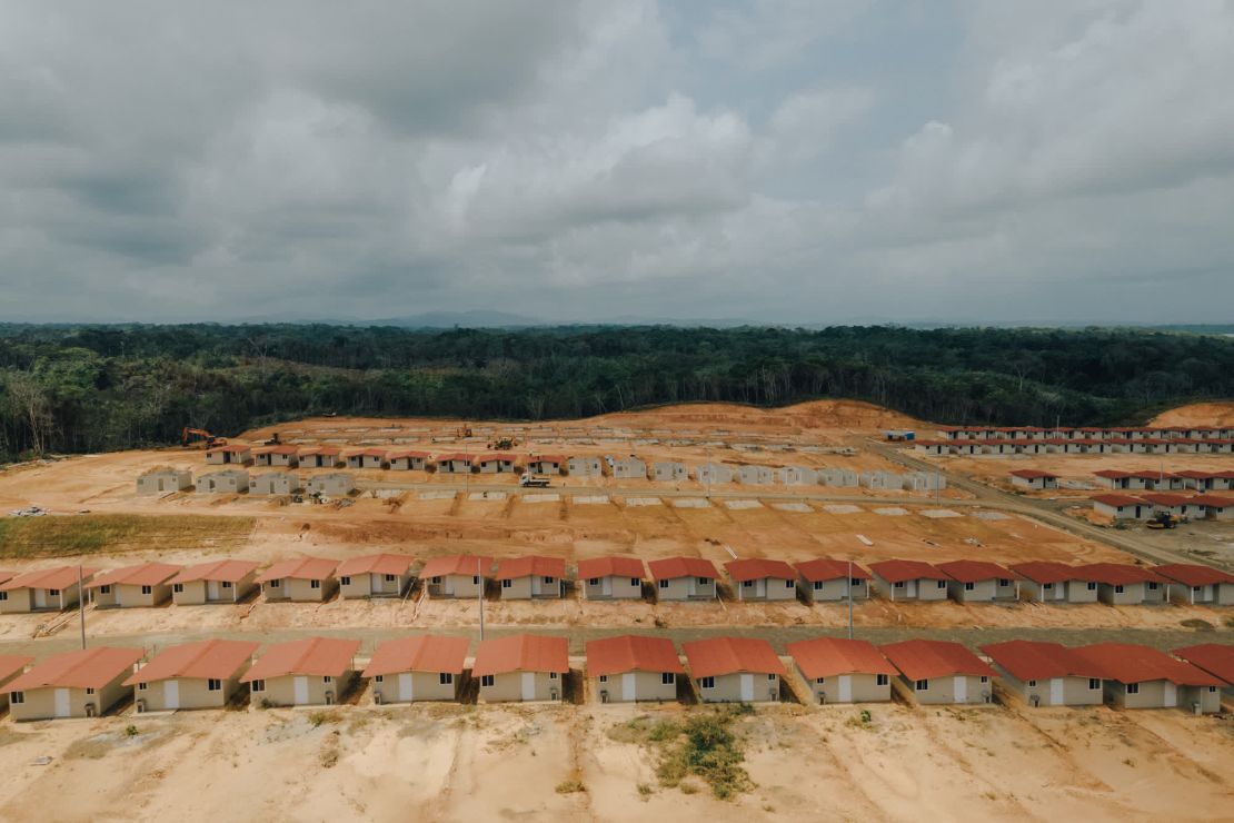 La comunidad de Isber Yala durante su construcción en marzo de 2023. La ciudad construida por el gobierno se compone de casas prefabricadas idénticas de dos dormitorios.