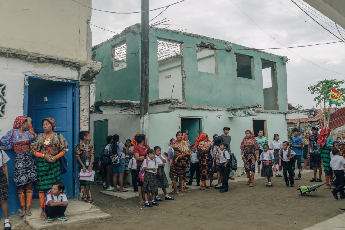 Un grupo de padres espera con sus hijos antes de ir a la escuela en Gardi Sugdub.