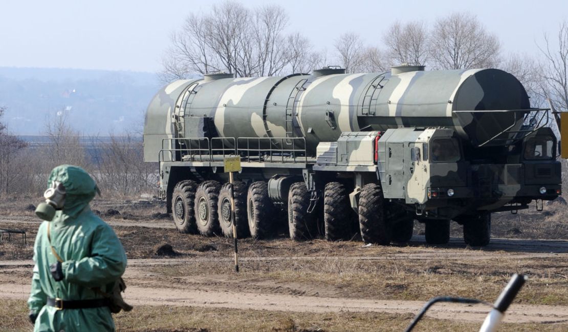 Un motor primario del misil balístico intercontinental ruso Topol durante una sesión de entrenamiento en el instituto de investigación de las fuerzas militares de misiles de Serpukhov, a unos 100 km de Moscú, el 6 de abril de 2010.