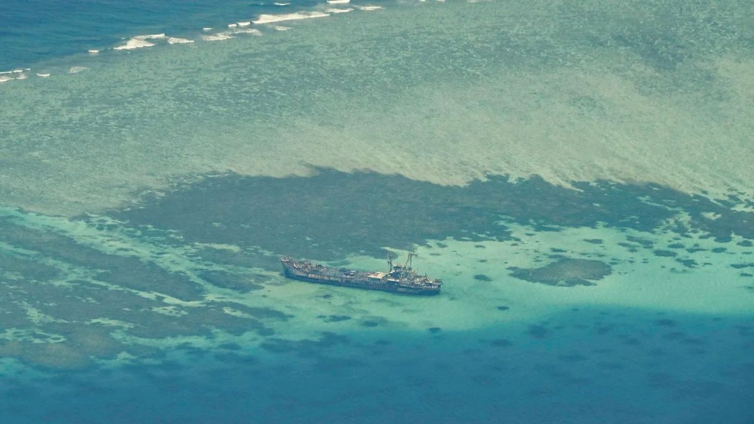 Una vista aérea tomada el 9 de marzo de 2023 muestra el barco filipino BRP Sierra Madre encallado en Second Thomas Shoal en el mar de China Meridional. Jam Sta Rosa/AFP/Getty Images/Archivo