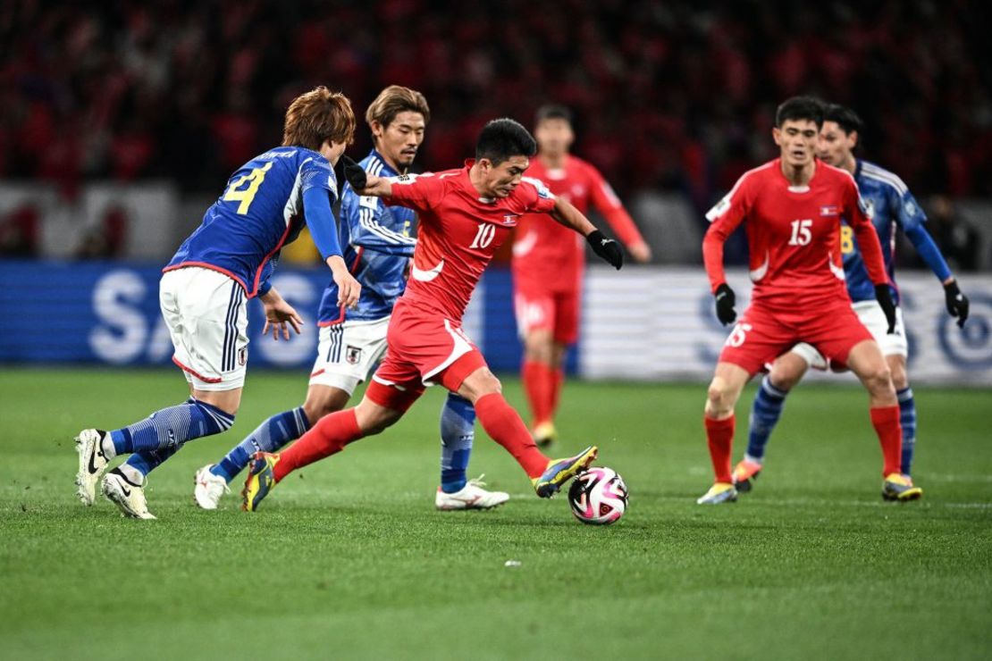 Corea del Norte se enfrentó a Japón en un partido de clasificación para el Mundial 2026 en el Estadio Nacional de Tokio el 21 de marzo. Crédito: Philip Fong/AFP/Getty Images