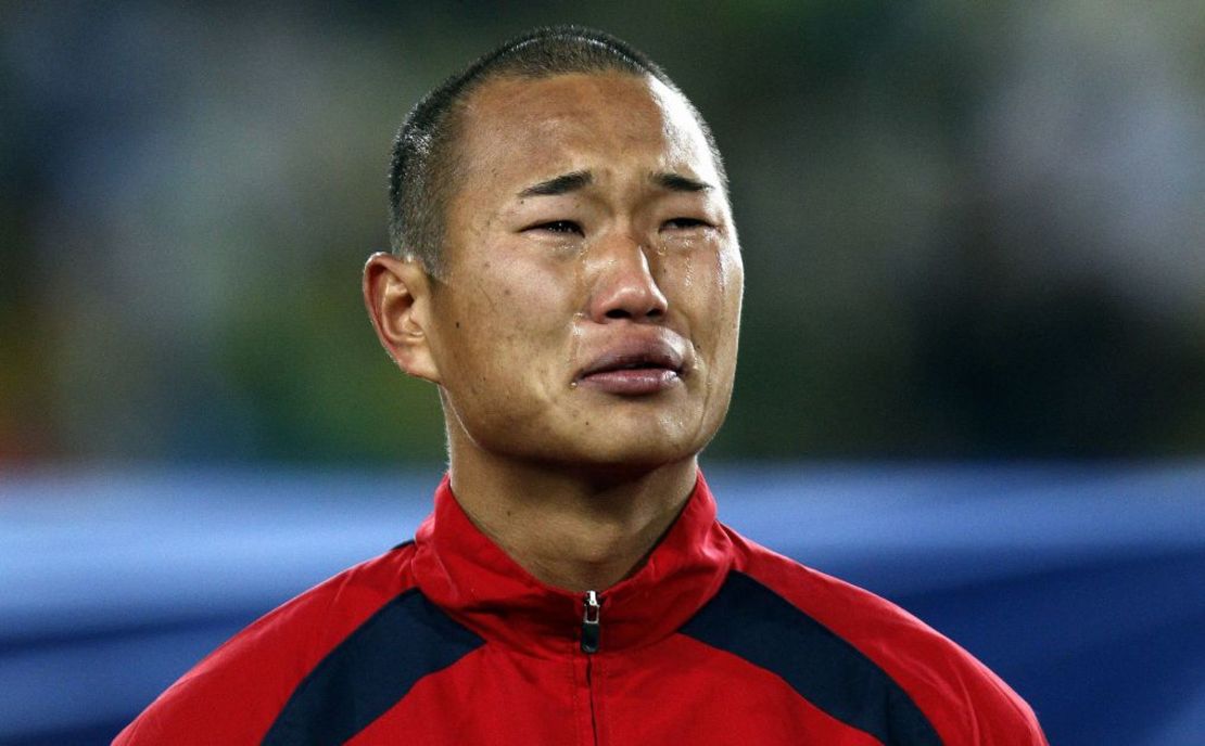 Jong Tae Se lloró durante el himno nacional de Corea del Norte antes de que el equipo se enfrentara a Brasil en la Copa Mundial de 2010. Crédito: Carl Recine/Action Images/Reuters