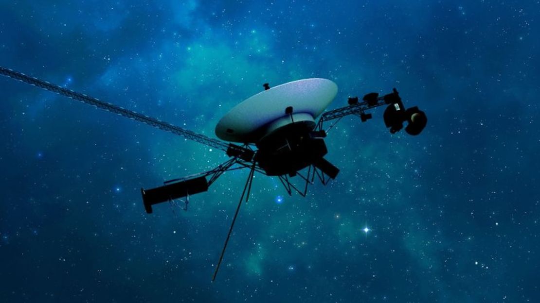 La Voyager 1 de la NASA se muestra en una ilustración artística mientras la nave espacial viaja a través del espacio interestelar, o el espacio entre las estrellas.