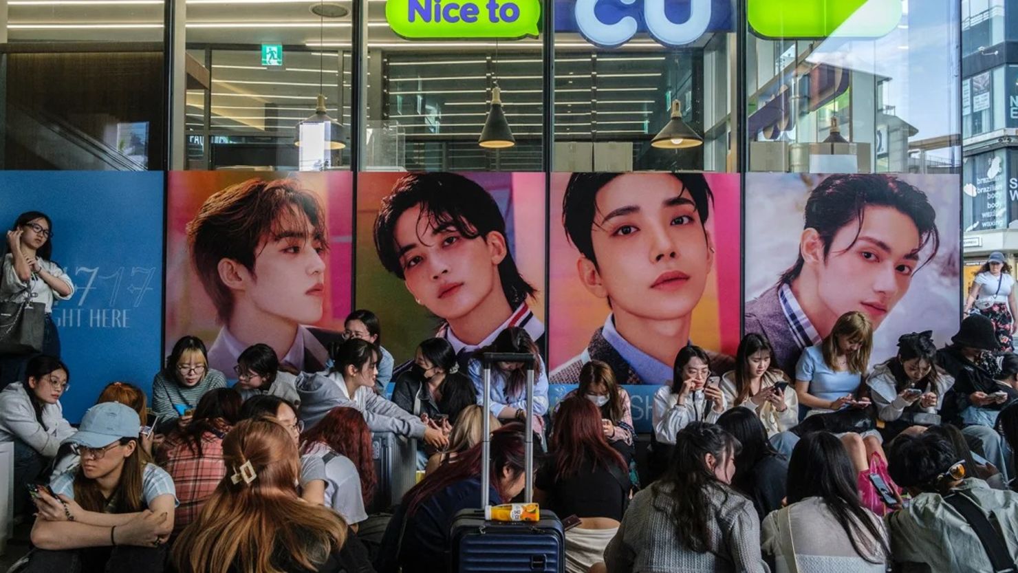 Los fanáticos hacen cola para comprar el nuevo álbum de la boy band surcoreana Seventeen (o SVT) el 29 de abril de 2024, el día del lanzamiento oficial del álbum.