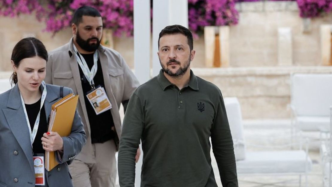 El presidente de Ucrania Volodymyr Zelensky camina, en el primer día de la cumbre del G7, en Savelletri, Italia, el 13 de junio de 2024.