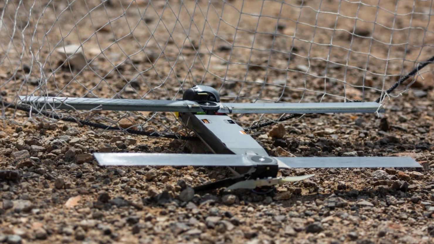 Esta imagen proporcionada por el Cuerpo de Marines de Estados Unidos muestra un sistema de drones Switchblade 300 10C que se utiliza como parte de un ejercicio de entrenamiento en el Centro de Combate Aéreo Terrestre del Cuerpo de Marines Twentynine Palms, California, el 24 de septiembre de 2021.