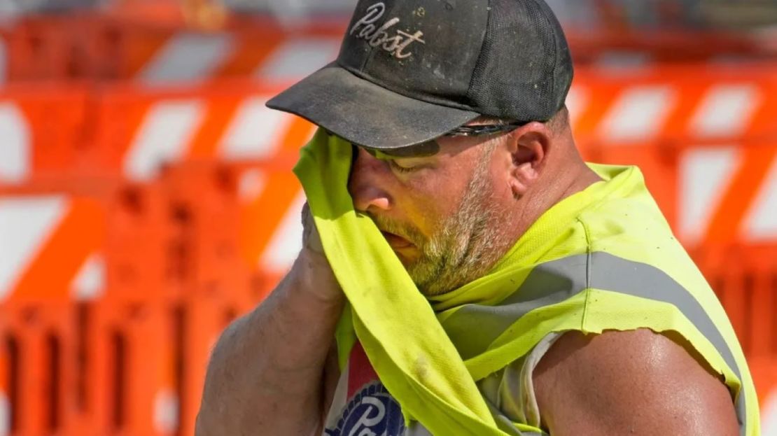 El 17 de junio de 2024, Jeff Nerby, de Arrow-Crete Construction, en un día caluroso y húmedo mientras trabaja en Milwaukee, Wisconsin.