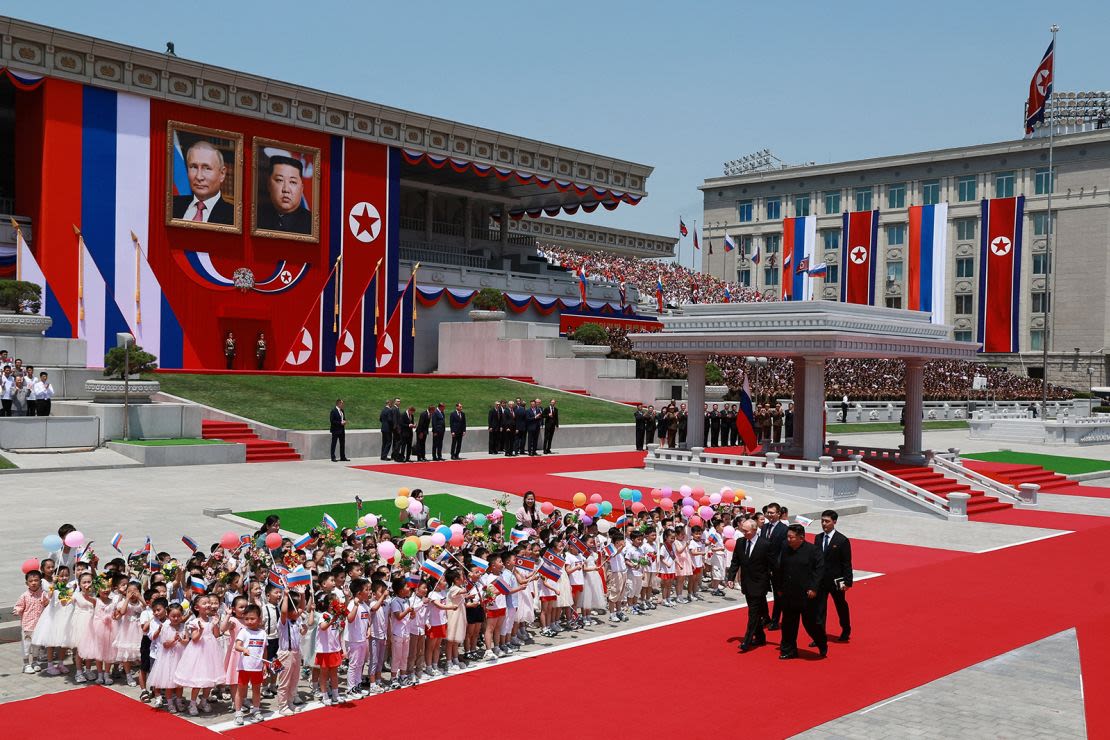 El presidente de Rusia, Vladimir Putin, y el líder de Corea del Norte, Kim Jong Un, asisten a una ceremonia oficial de bienvenida en la plaza Kim Il Sung de Pyongyang, Corea del Norte, el 19 de junio de 2024.