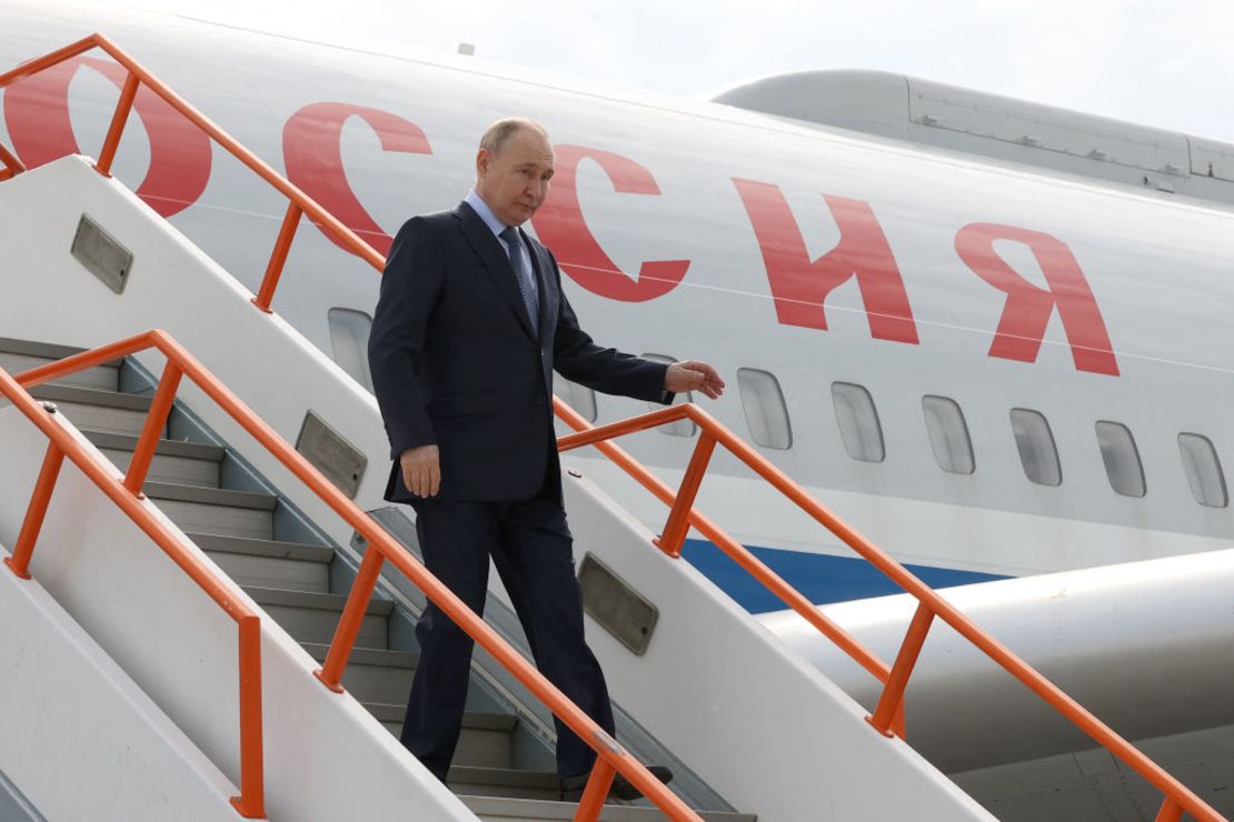 En esta fotografía, distribuida por la agencia estatal rusa Sputnik, el presidente de Rusia, Vladimir Putin, baja de un avión cuando llega a Yakutsk el 18 de junio de 2024. (Foto: Sergei KARPUKHIN / POOL / AFP vía Getty Images).