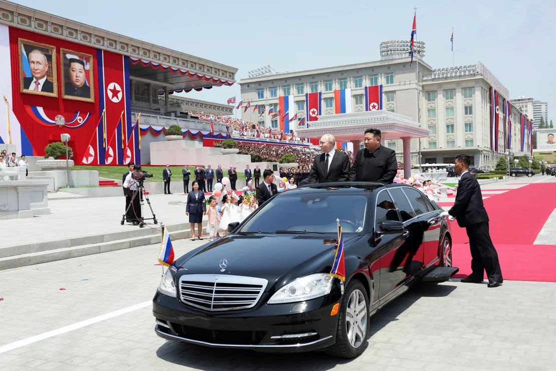 El líder norcoreano Kim Jong Un y el presidente de Rusia Vladimir Putin salen de una ceremonia de bienvenida en la plaza Kim Il Sung de Pyongyang el 19 de junio.