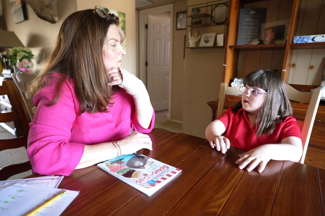 Felicia White ayuda con los deberes a su hija Riley, alumna de una escuela pública de Arizona que cerró el mes pasado. Crédito: Jeremy Harlan/CNN