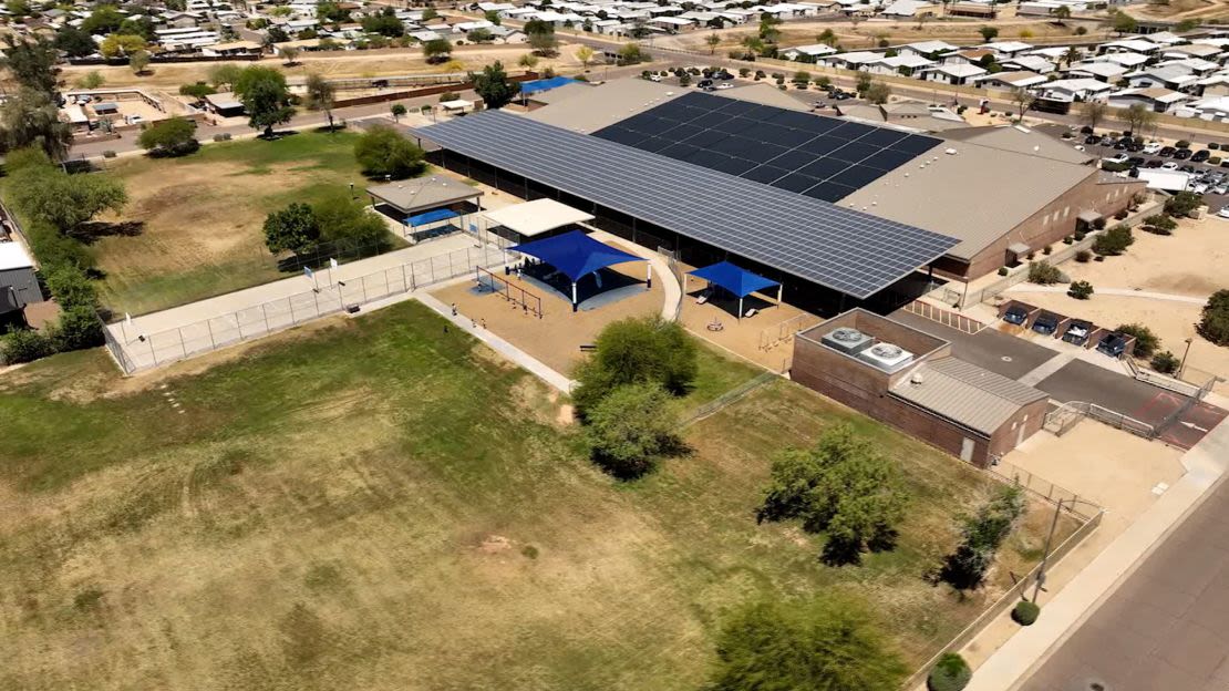 Una vista aérea de Sunset Canyon Elementary School antes de que cerrara el mes pasado. Crédito: CNN