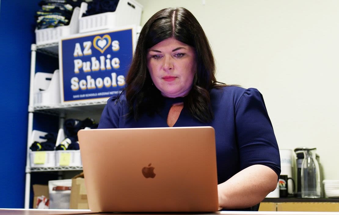 Beth Lewis, exprofesora de escuela pública, dirige ahora Save Our Schools Arizona, un grupo que aboga contra el programa estatal de vales escolares. Crédito: Jeremy Harlan/CNN