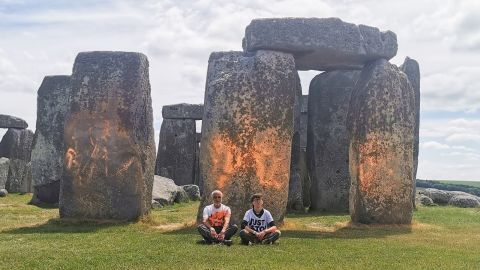 Dos manifestantes de Just Stop Oil fueron arrestados después de rociar Stonehenge con pintura naranja.