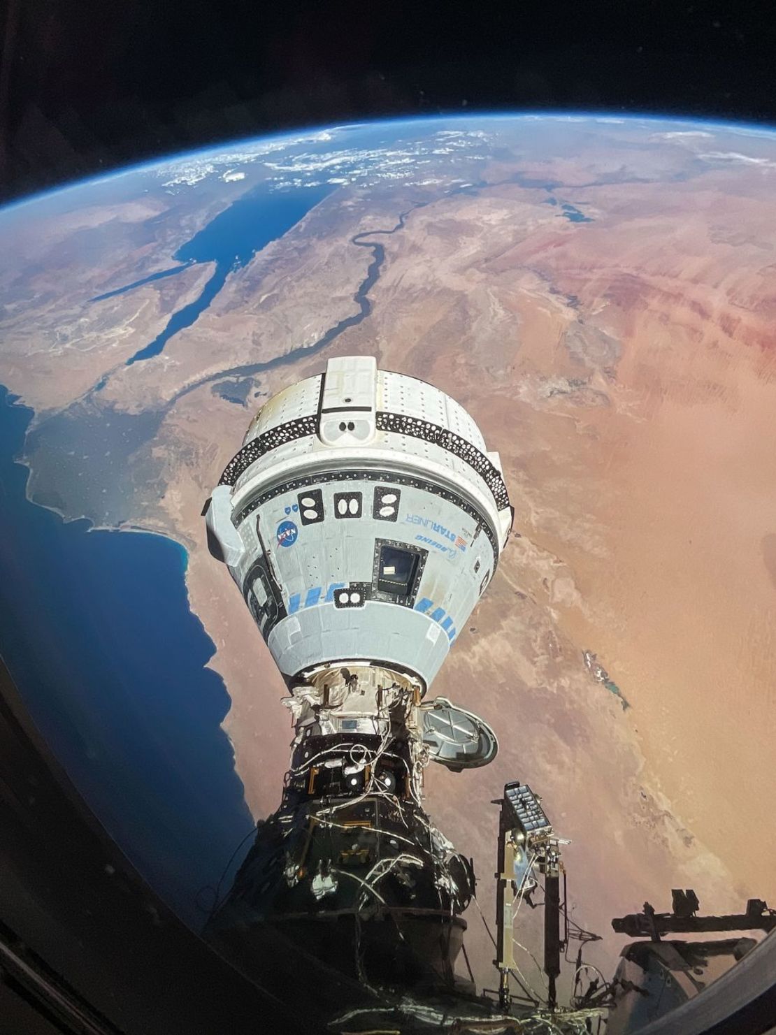 La nave Starliner del Boeing Crew Flight Test de la NASA aparece acoplada al puerto delantero del módulo Harmony el 13 de junio mientras la Estación Espacial Internacional orbitaba a 421 kilómetros sobre la costa mediterránea de Egipto. Crédito: NASA