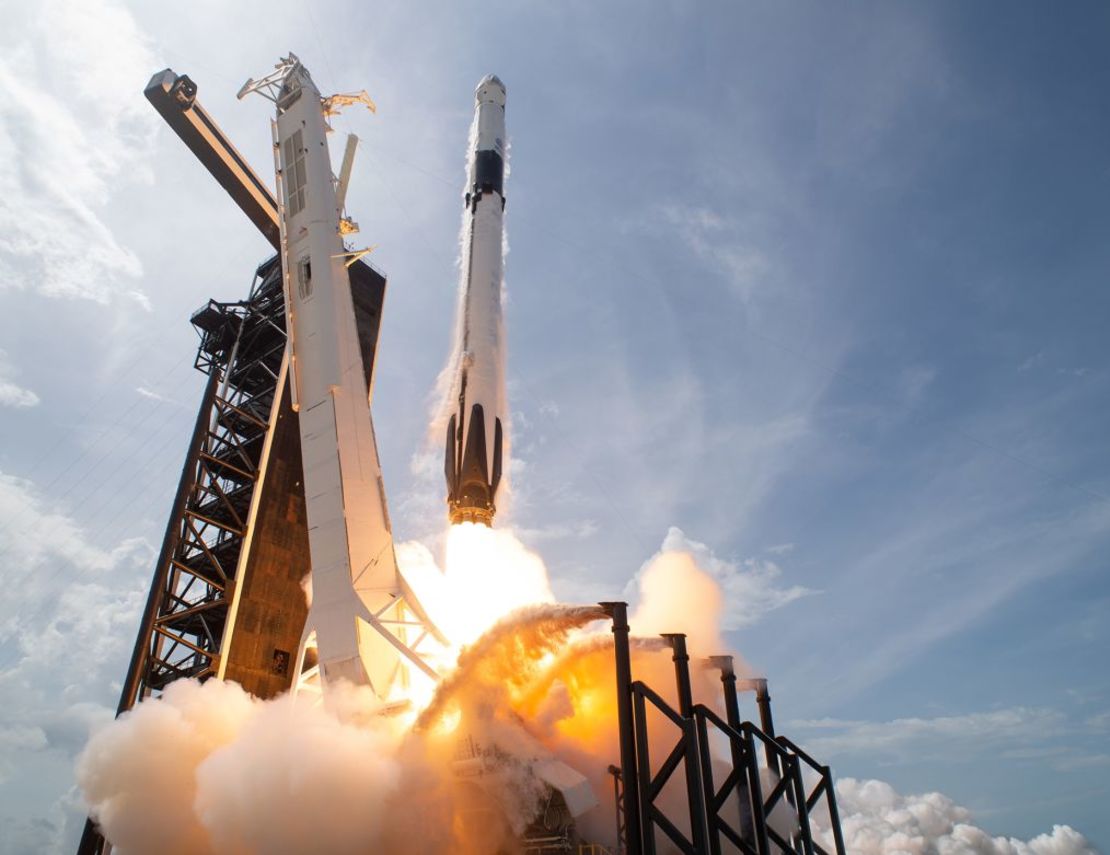 Un cohete Falcon 9 de SpaceX que transportaba la nave espacial Crew Dragon de la compañía lanzó a los astronautas de la NASA Robert Behnken y Douglas Hurley a la Estación Espacial Internacional, marcando el vuelo tripulado inaugural de la nave espacial, el 30 de mayo de 2020. Crédito: Joel Kowsky/NASA