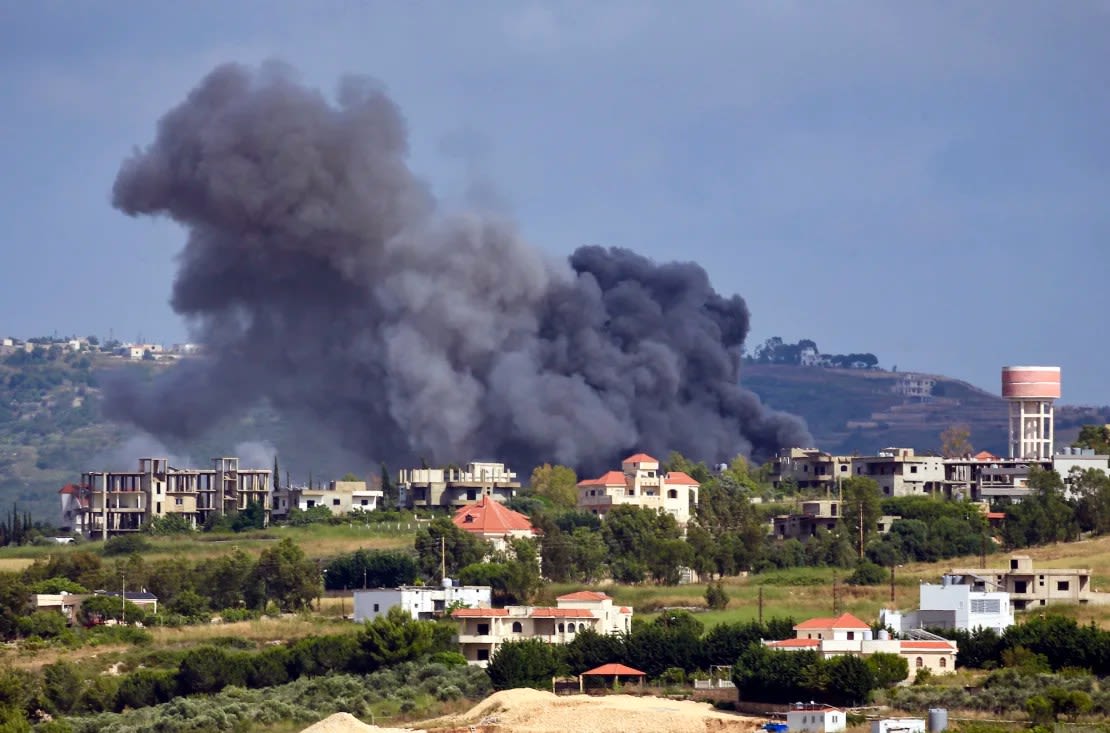 Una nube de humo sale del lugar donde se produjo un ataque aéreo israelí contra la localidad libanesa de Jebbain el 25 de mayo de 2024, en medio de los enfrentamientos transfronterizos entre las tropas israelíes y los combatientes de Hezbolah.