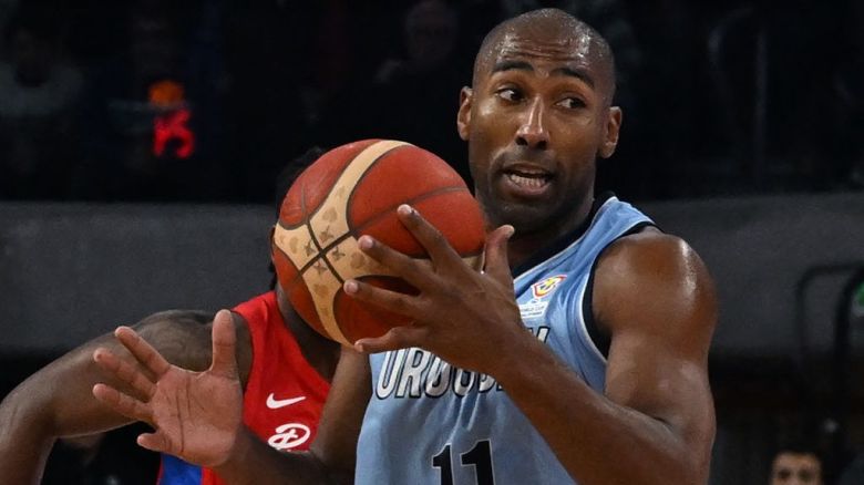 El base uruguayo Jayson Granger durante el partido de clasificación para las Américas de la Copa del Mundo de Baloncesto FIBA 2023 contra Puerto Rico en el Antel Arena de Montevideo, el 29 de agosto de 2022.