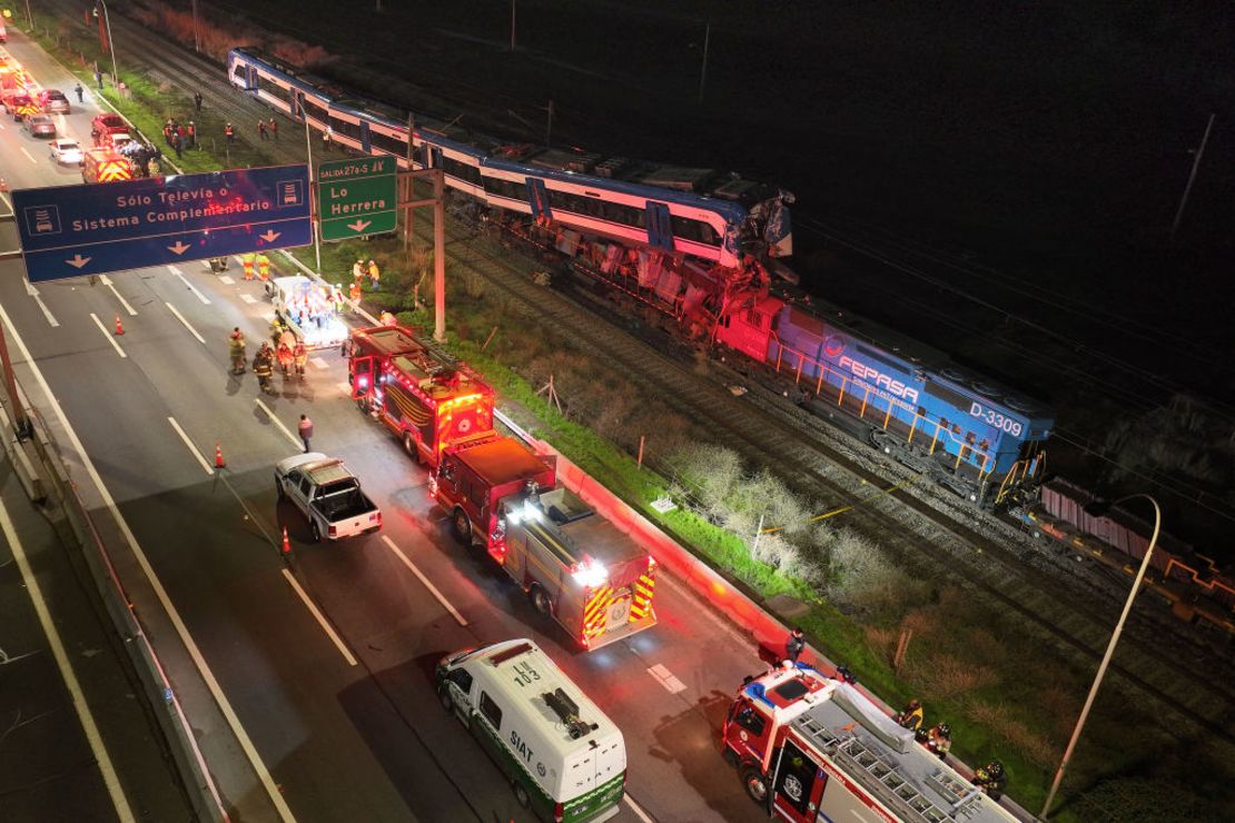 Vista aérea de los dos trenes que colisionaron en la comuna de San Bernardo, en Santiago, la madrugada del 20 de junio de 2024.