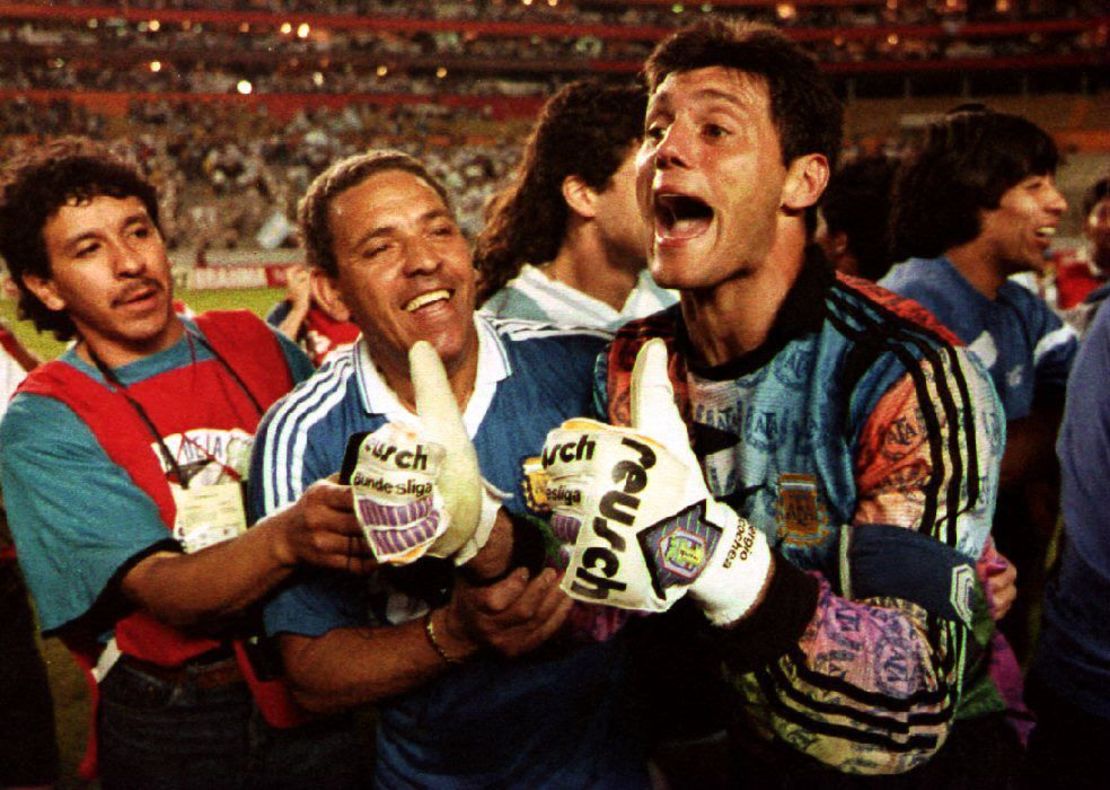 El portero argentino Sergio Goycoechea celebra el 1 de julio de 1993 la victoria de su equipo contra Colombia después de tapar un tiro penal a Víctor Aristizábal en la semifinal de la Copa América en Guayaquil, Ecuador. Crédito: TIMOTHY A. CLARY/AFP vía Getty Images