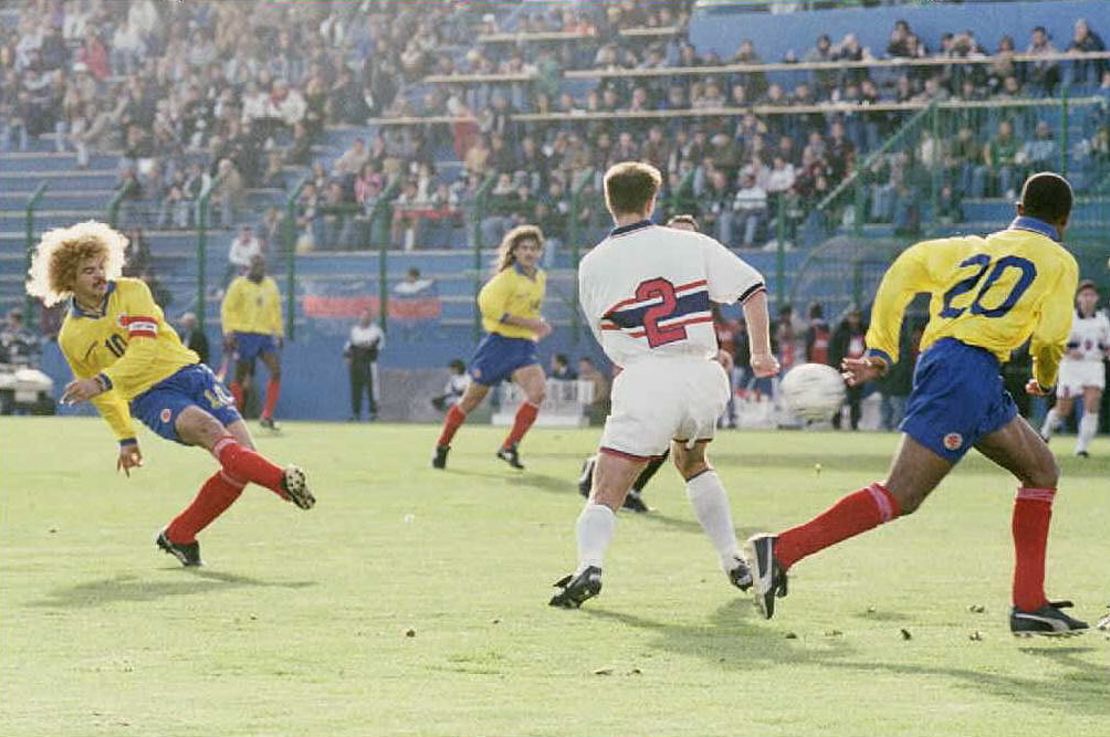 Carlos Valderrama de Colombia anota un gol ante Mike Lapper de Estados Unidos durante la primera mitad del partido por el tercer lugar de la Copa América en el Campus Stadium el 22 de julio en Maldonado, Uruguay. Crédito: MIGUEL ROJO/AFP vía Getty Images