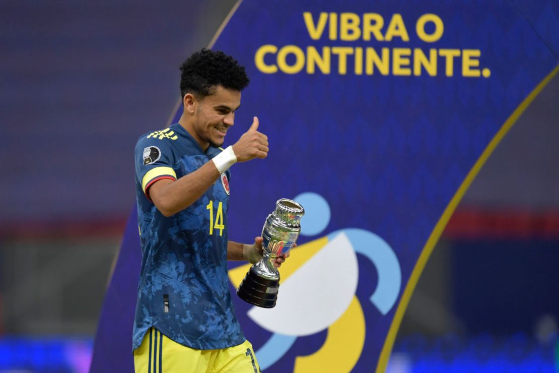 Luis Díaz de Colombia levanta el pulgar luego de recibir el premio al jugador del partido tras ganar el tercer lugar entre Perú y Colombia como parte de la Copa América Brasil 2021 en el Estadio Mane Garrincha el 9 de julio de 2021 en Brasilia, Brasil. Crédito: Pedro Vilela/Getty Images