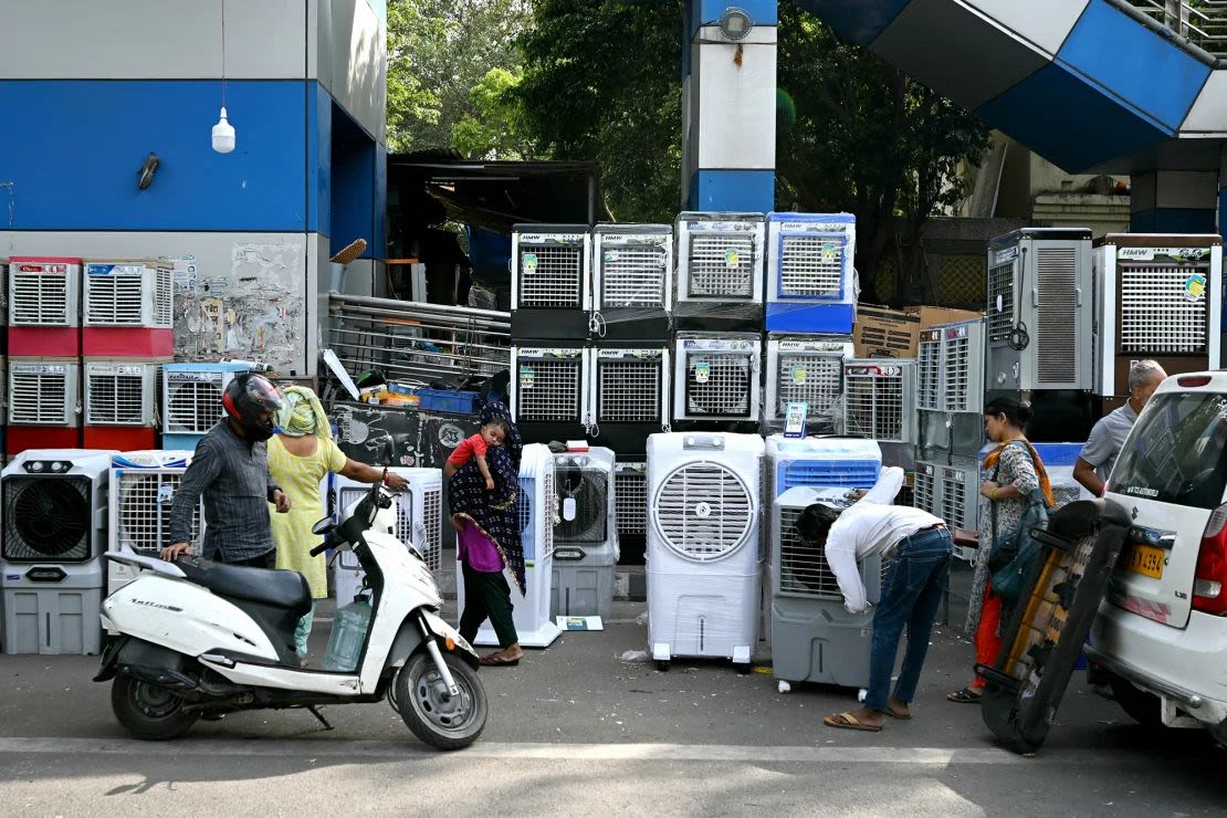 La gente compra refrigeradores de aire a un vendedor ambulante en una calurosa tarde de verano en Nueva Delhi, India, el 20 de mayo de 2024, durante una brutal ola de calor. Crédito: Dinero Sharma/AFP/Getty Images.