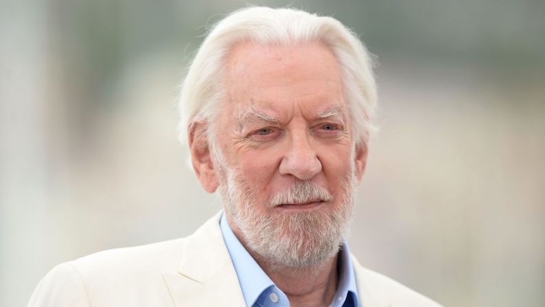 Donald Sutherland, un veterano actor conocido por papeles en "M*A*S*H", "Klute" y "The Hunger Games", murió a los 88 años, según informó su agente, Missy Davy, el 20 de junio.
