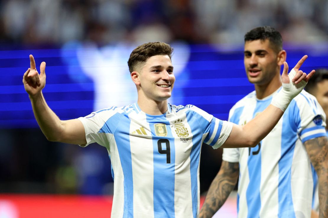 Julian Álvarez celebra el primer gol de Argentina contra Canadá en la Copa América 2024.
