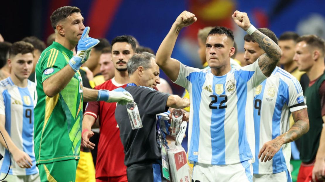 El portero Emiliano Martinez y el delantero Lautaro Martinez celebran la victoria de su equipo al final del partido inaugural de Copa América entre Argentina y Canadá en el Mercedes Benz Stadium en Atlanta, Georgia, el 20 de junio de 2024.