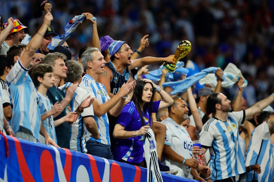 Seguidores de Argentina celebran durante el partido.