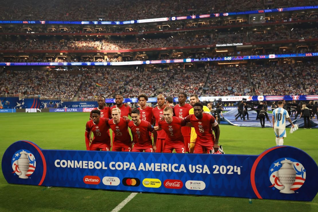 Jugadores de Canadá posan para una foto de equipo durante el partido del grupo A de la Copa América entre Argentina y Canadá en el Mercedes-Benz Stadium el 20 de junio de 2024 en Atlanta, Georgia.