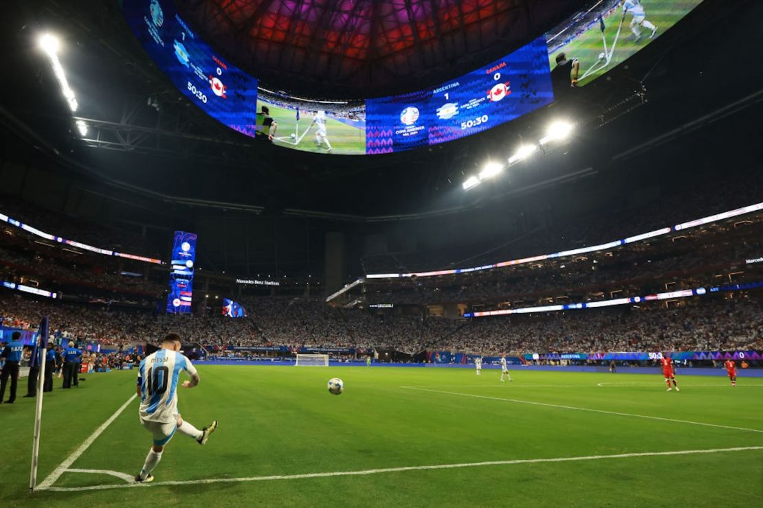 Messi de Argentina lanza un córner durante el partido.