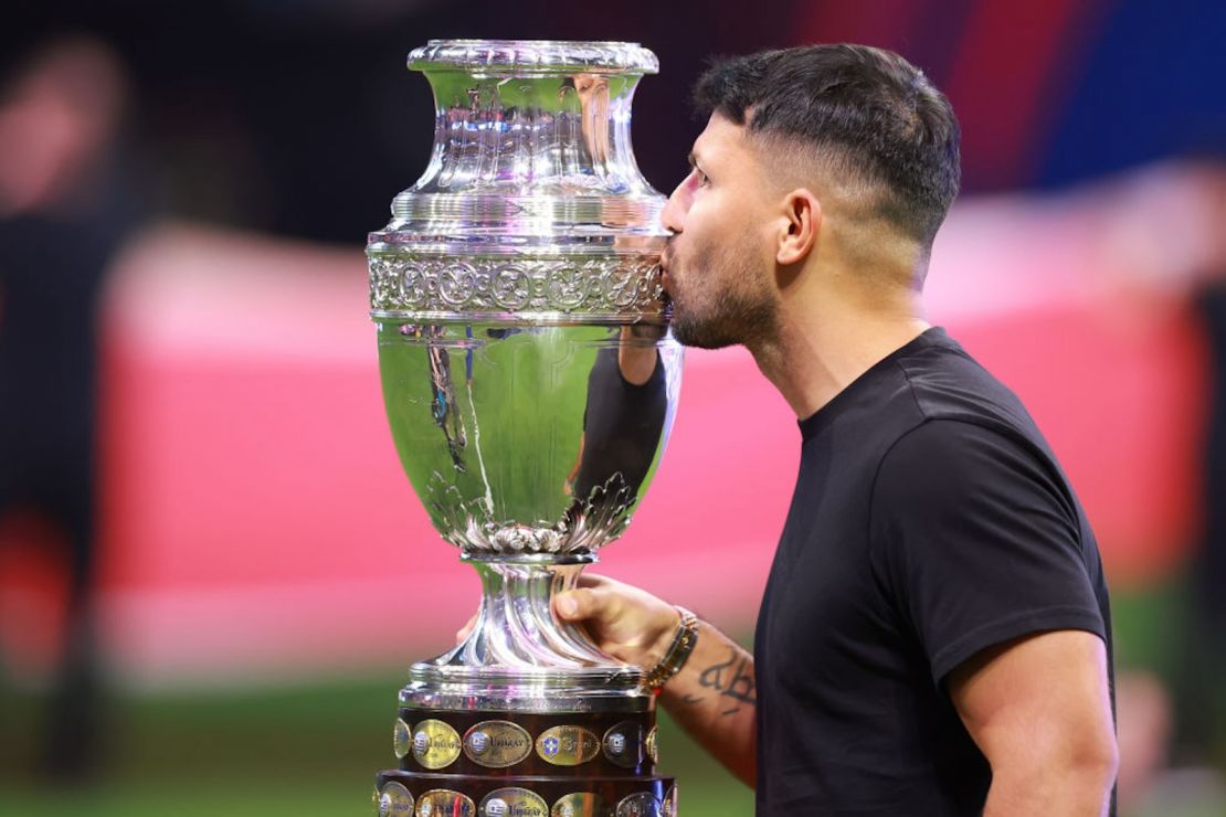 El ex jugador argentino Sergio Agüero besa el trofeo antes del partido el 20 de junio de 2024 en Atlanta, Georgia.