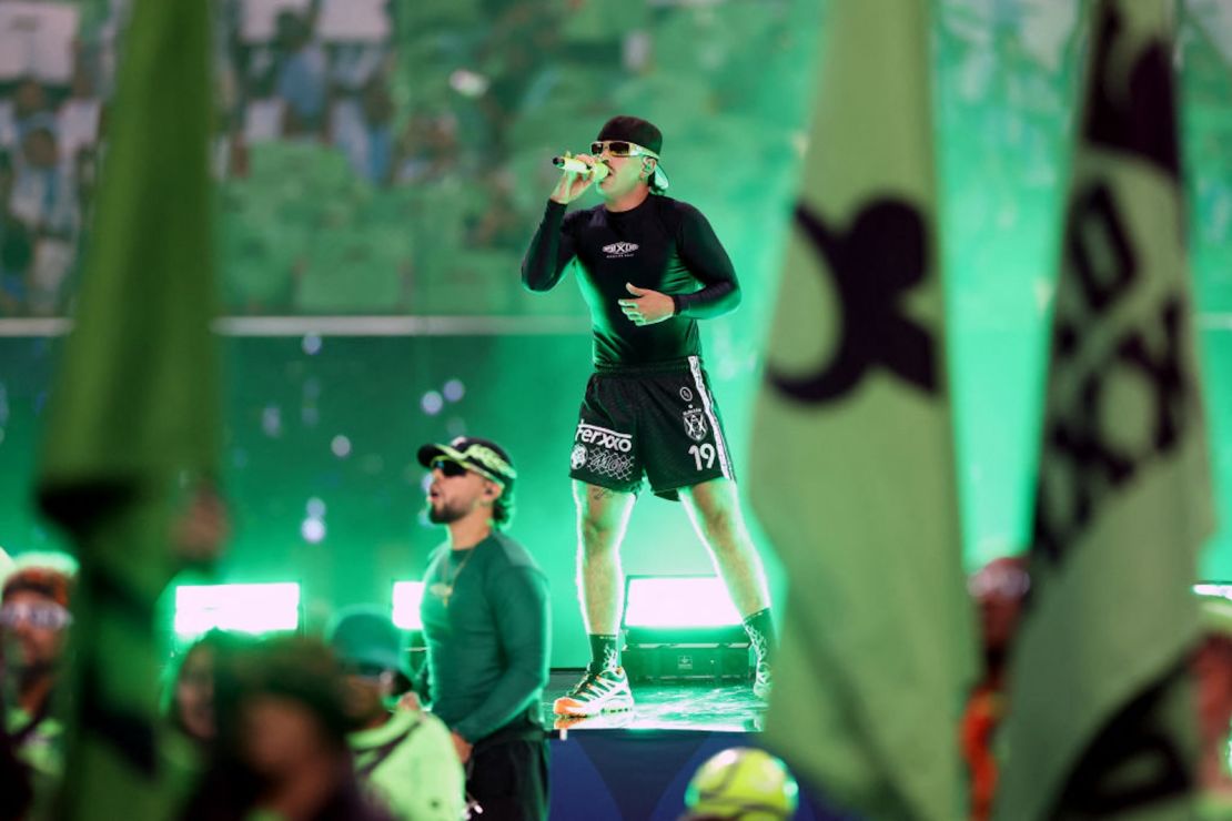 El reguetonero colombiano puso de verde el estadio e interpretó su éxito Luna.